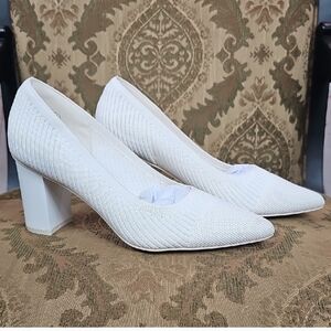 WOMEN'S WHITE TEXTURED SWEATER POINT TOE HEELS SIZE 8